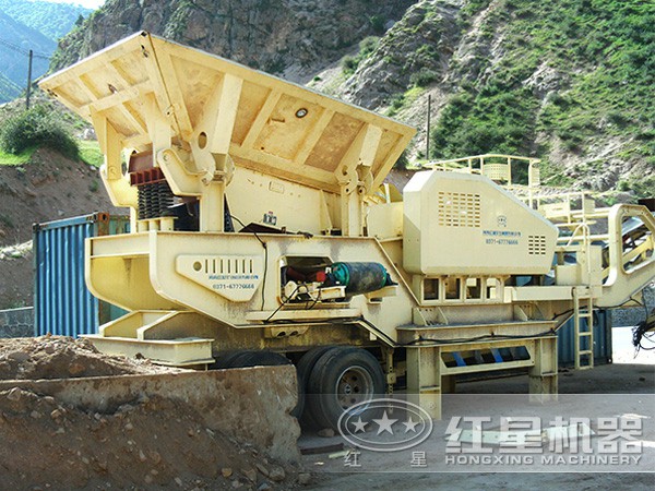 體積小、轉(zhuǎn)場(chǎng)靈活的輪胎式移動(dòng)破碎站：配振動(dòng)篩