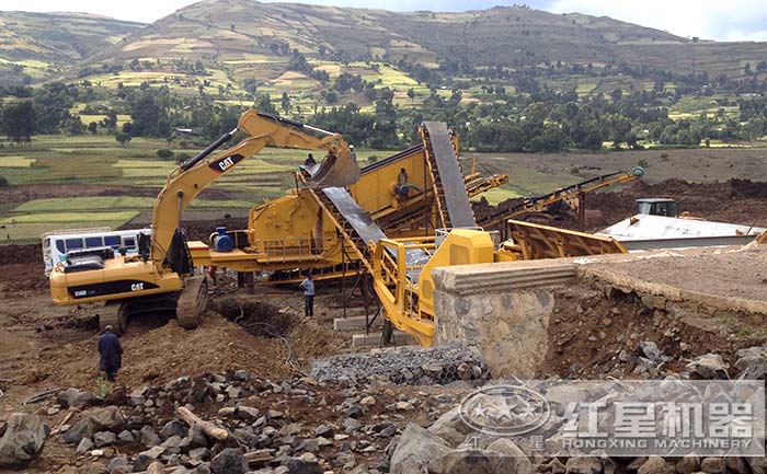 環(huán)保型輪式移動(dòng)破碎站現(xiàn)場(chǎng)