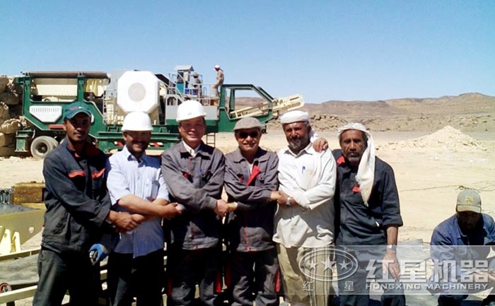 環(huán)保型輪式移動(dòng)破碎站現(xiàn)場(chǎng)