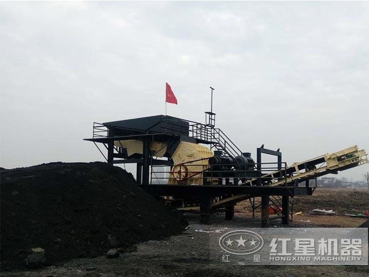 大型流動式錘式打砂機現(xiàn)場生產(chǎn)，有效生產(chǎn)