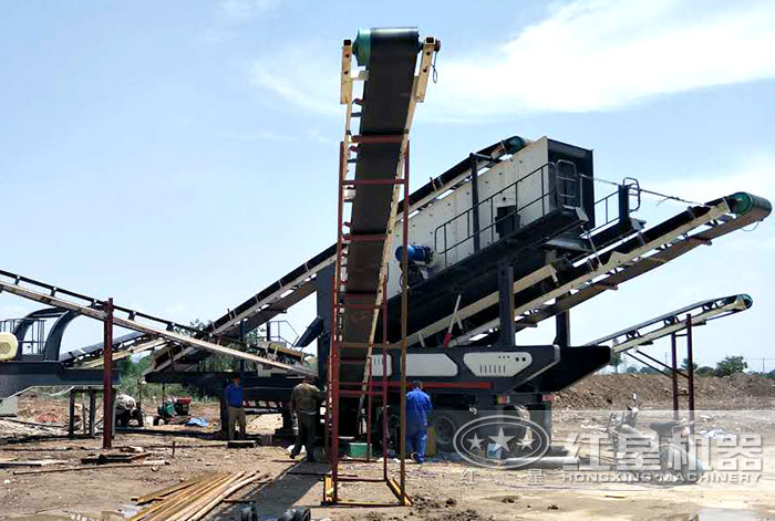 搭載鄂式破碎機就地駐扎作業(yè)