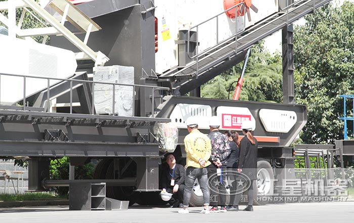 紅星搭載鄂式破碎機客戶參觀