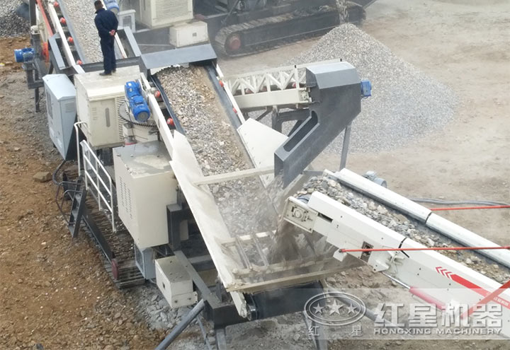 花崗巖移動式破碎生產(chǎn)現(xiàn)場