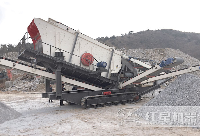 履帶移動石子生產(chǎn)設(shè)備作業(yè)現(xiàn)場