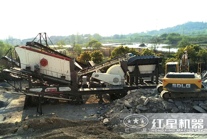 單臺流動碎石機作業(yè)現場