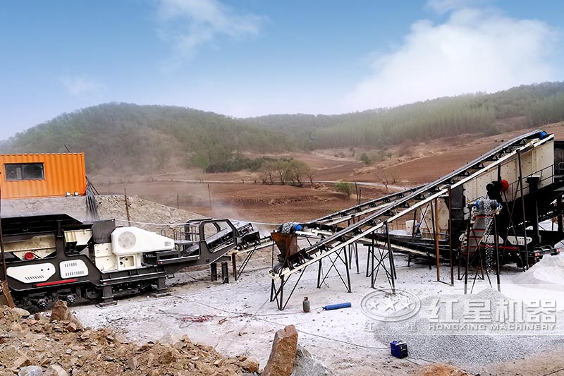 環(huán)保型移動式破碎篩分站現(xiàn)場